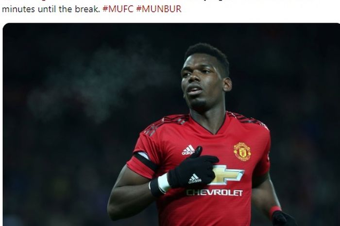 Gelandang Manchester United, Paul Pogba, beraksi dalam laga Liga Inggris melawan Burnley di Stadion Old Trafford, Selasa (29/1/2019).