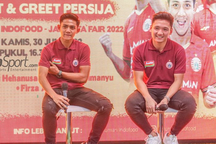 Tiga pemain Persija Jakarta yakni Rezaldi Hehanussa (kiri), Firza Andika (tengah), dan Syahrian Abimanyu (kanan), dalam sesi meet and greet di Pekan Raya Jakarta, Jakarta Utara, 30 Juni 2022.