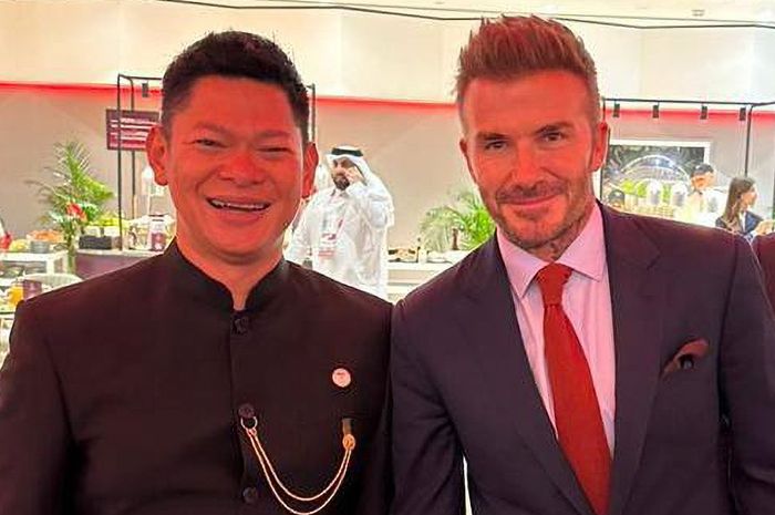 Ketua NOC Indonesia Raja Sapta Oktohari (kiri) dan mantan pesepak bola internasional David Beckham (kanan) bertemu di sela-sela perhelatan Piala Dunia 2022 di Qatar.