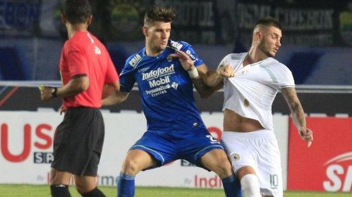 Pemain Persib Bandung, Nick Kuipers, berduel dengan pemain PSS Sleman, Yevhen Bokhashvili, dalam laga pekan ketiga Shopee Liga 1 2020 di Stadion Si Jalak Harupat, Bandung, Minggu (15/3/2020).