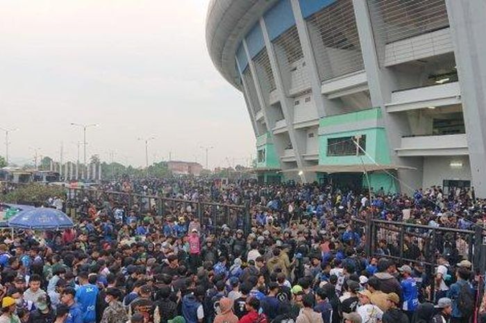 Bobotoh memadati Stadion GBLA jelang pertandingan penyisihan Grup C Piala Presiden 2022 antara Persib Bandung versus Persebaya Surabaya, Jumat (17/6/2022).
