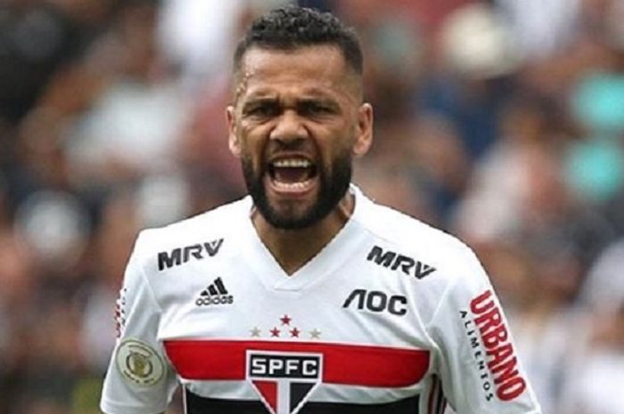 Pemain Sao Paulo, Dani Alves menceritakan pengalamannya saat membela PSG dinilai buruk karena masalah rasis.