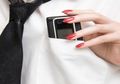 Awas! Jangan Pernah Simpan Handphone di Saku Pakaian Jika Tidak Ingin Alami Hal Mengerikan ini
