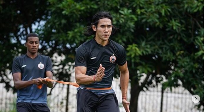 Terlihat pemain muda asal Brasil, Diogo Santos, tengah ikut berlatih dengan Ryuji Utomo dalam latihan Persija Jakarta