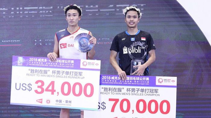 Anthony Sinisuka Ginting (kanan) dan Kento Momota saat berdiir di podium China Open 2018, Minggu (23/9/2018).