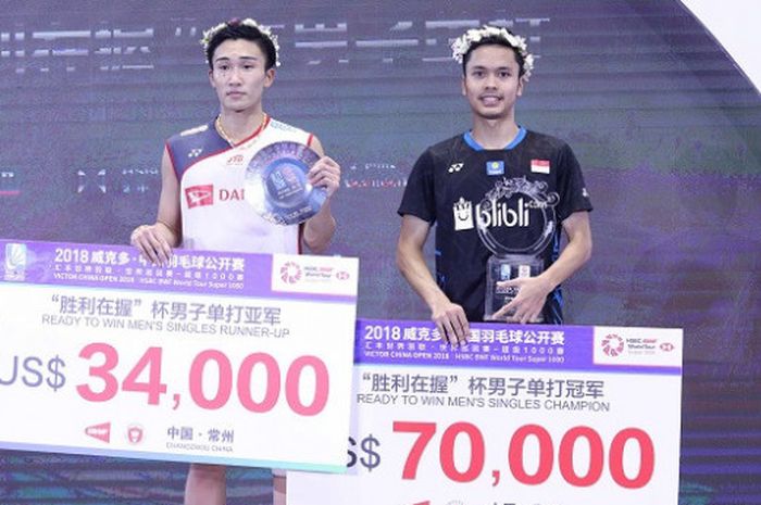 Pebulu tangkis tunggal putra Indonesia, Anthony Sinisuka Ginting (kanan) dan Kento Momota (Jepang) setelah final China Open 2018. Anthony mengalahkan Momota untuk merebut gelar pertamanya dari turnamen World Tour Super 1000.