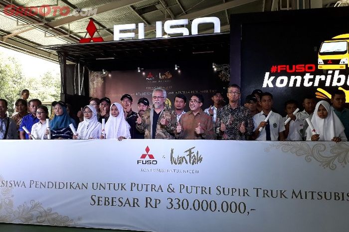 Mitsubishi Fuso Berikan Beasiswa Senilai Total Rp 455 Juta Buat Anak Sopir Truk Gridoto Com Namun, jika kamu hanya punya sedikit waktu, kamu bisa berfoto di spot yang sudah disediakan. gridoto com