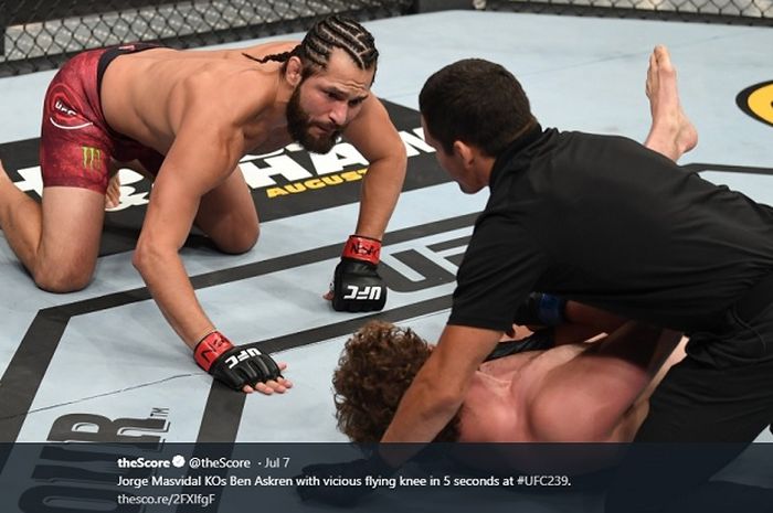 Momen saat Ben Askren (tengah) dikanvaskan oleh Jorge Masvidal (kiri) dalam duel UFC 239 yang digelar Sabtu (6/7/2019) malam WIB