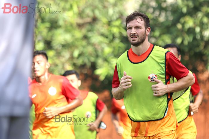 Pemain asing Persija Jakarta, Marco Motta, ketika menjalani latihan di Lapangan Sutasoma Halim, Jakarta Timur (9/3/2020)