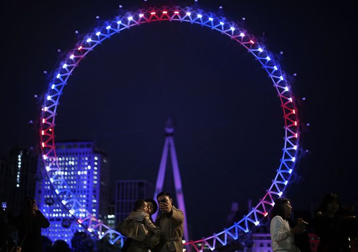 Bangunan ikonik London Eye nyalakan lampu berwarna putih, biru dan merah untuk menghormati kelahiran bayi pertama Meghan Markle