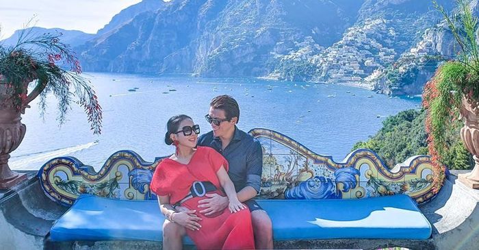 Gaya manja Syharini kenakan long dress cetar ulala saat umbar potret kemesraanya dengan Reino Barack di Italia