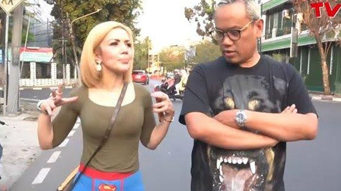 Suaminya Sedang Dipenjara, Artis Ini Malah Permalukan Dirinya dengan Ngamen di Lampu Merah Pakai Kolor Superman