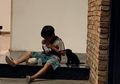 Viral Seorang Bocah Juru Parkir yang Selalu Berbagi Rejeki dengan Anak Anjing