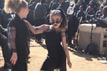 North West, anak Kim Kardashian menggunakan lisptik berwarna hitam