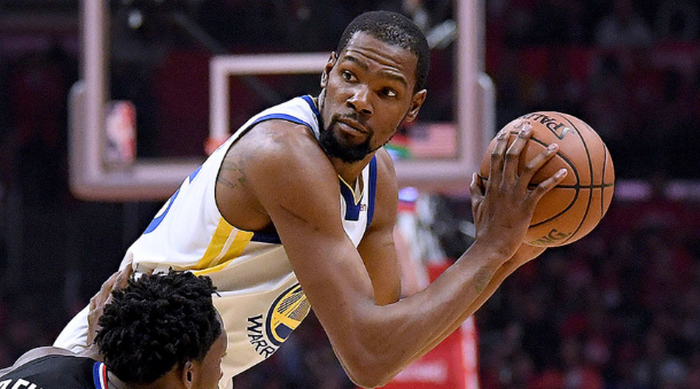 Kevin Durant (Golden State Warriors) saat dihadang Patrick Beverley (Los Angeles Clippers) pada gim ketiga babak pertama playoff NBA 2019, di Staples Center, Los Angeles, Kamis (18/4/2019).