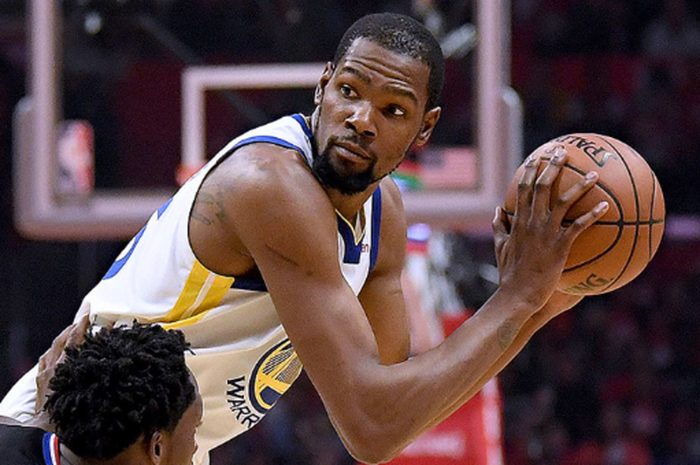 Kevin Durant (Golden State Warriors) saat dihadang Patrick Beverley (Los Angeles Clippers) pada gim ketiga babak pertama playoff NBA 2019, di Staples Center, Los Angeles, Kamis (18/4/2019).