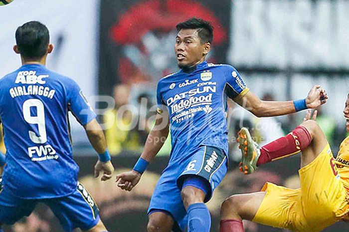 Dua pemain Persib Bandung, Airlangga (kiri) dan Tony Sucipto (tengah), menghadang pergerakan gelanda