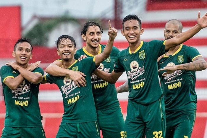 Sejumlah pemain Persebaya Surabaya selebrasi usai menang 4-2 atas Arema FC dalam semifinal Piala Gubernur Jatim 2020 di Stadion Soepriadi, Kota Blitar, Selasa (18/2/2020) sore WIB.