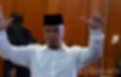 Musisi Ahmad Dhani saat menunggu dimulainya sidang lanjutan kasus vlog di PN Surabaya, Selasa, 26 Februari 2019.