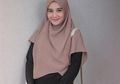 OOTD Ramadan Artis: Paduan Rok Plisket dan Outer ala Zaskia Sungkar yang Cocok Buat Bukber