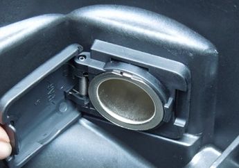 Fitur Power Outlet untuk Ngecas Gadget di Motor Matik , Aman Nggak Ya dari Air?