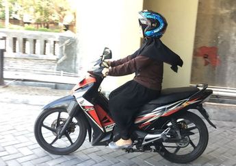 Cara Aman Naik Motor Untuk Harian, Buat Ladies yang Pakai Rok atau Gamis