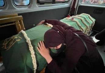'Hati Ibu Mana yang Kuat' Tegar Ikhlaskan Kepergian Eril, Akun Instagram Zara Kembali Aktif Ungkap Momen Terakhir Peluk Sang Kakak, Curhatan Pilu Sang Anak Tertunduk di Peti Jenazah Eril Bikin Hati Atalia Praratya Remuk