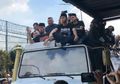 Satu Tahun Instropeksi Diri di Jeruji Besi, Ahmad Dhani Langsung Disambut Ratusan Orang Ketika Bebas, Konvoy Naik Truk Mewah Andalan Pemadam Kebakaran Jerman