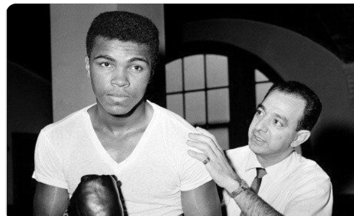 Muhammad Ali (kiri) dan Angelo Dundee (kanan)