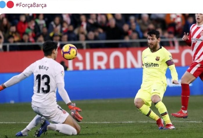 Megabintang FC Barcelona, Lionel Messi, mencetak gol ke gawang Girona dalam laga Liga Spanyol di Stadion Montilivi pada 27 Januari 2019.