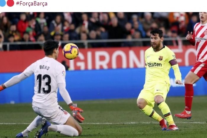 Megabintang FC Barcelona, Lionel Messi, mencetak gol ke gawang Girona dalam laga Liga Spanyol di Stadion Montilivi pada 27 Januari 2019.