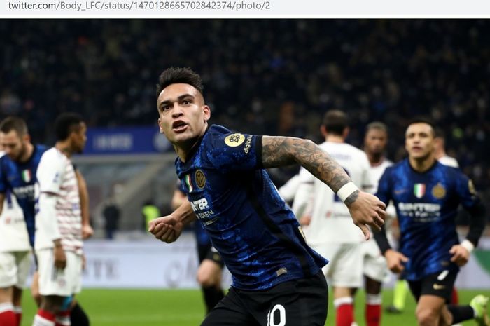 Striker Inter Milan, Lautaro Martinez, merayakan gol ke gawang Cagliari di Stadion Giuseppe Meazza dalam laga pekan ke-17 Liga Italia 2021-2022 pada Minggu (12/12/2021) waktu setempat atau Senin pukul 02.45 WIB.