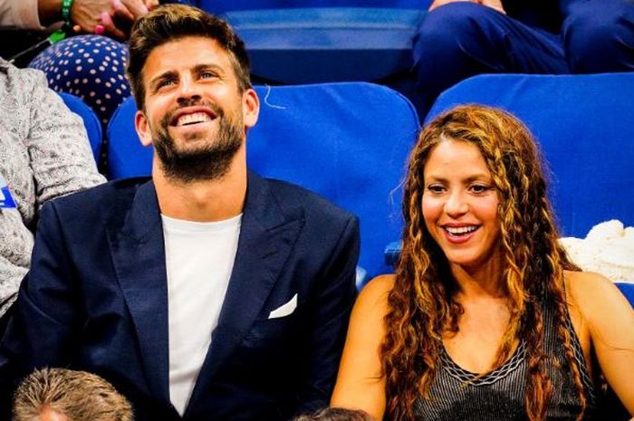 Bek FC Barcelona, Gerard Pique, bersama kekasihnya, Shakira.