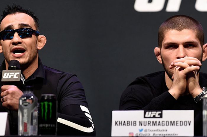     Petarung dari divisi kelas ringan UFC, Tony Ferguson (kiri) dan Khabib Nurmagomedov (kanan).    