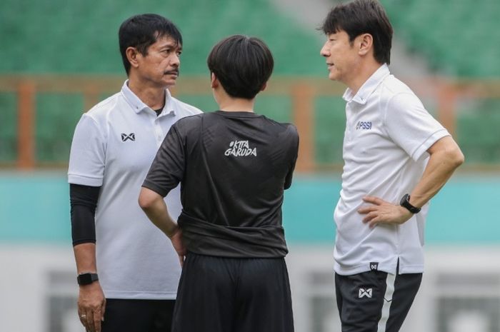 Manajer pelatih timnas Indonesia, Shin Tae-yong dan asistennya Indra Sjafri