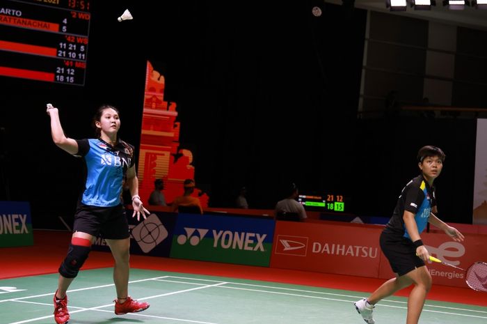 Pasangan ganda putri Indonesia, Siti Fadia Silva Ramadhanti/Ribka Sugiarto, saat tampil pada babak 32 besar Indonesia Masters 2021 di Bali International Convention Centre, Nusa Dua Bali, Rabu (17/11/2021).