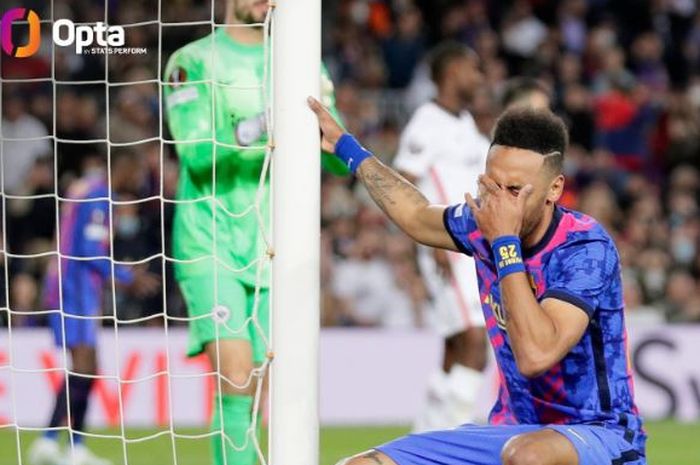 Reaksi Pierre-Emerick Aubameyang usai gagal cetak gol untuk Barcelona dalam duel Liga Europa lawan Eintracht Frankfurt di Camp Nou (14/4/2022).