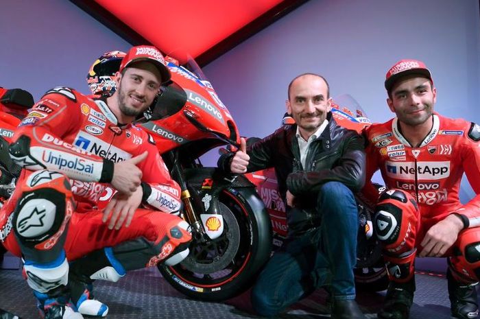 CEO Ducati, Claudio Domenicali (tengah) bersama dua pembalapnya, Andrea Dovizioso (kiri) dan Danilo Petrucci (kanan)