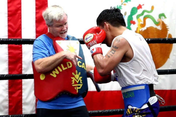 Freddie Roach (kiri), pelatih dari legenda tinju, Manny Pacquiao (kanan) terlibat dalam perseteruan akbar tarung MMA.