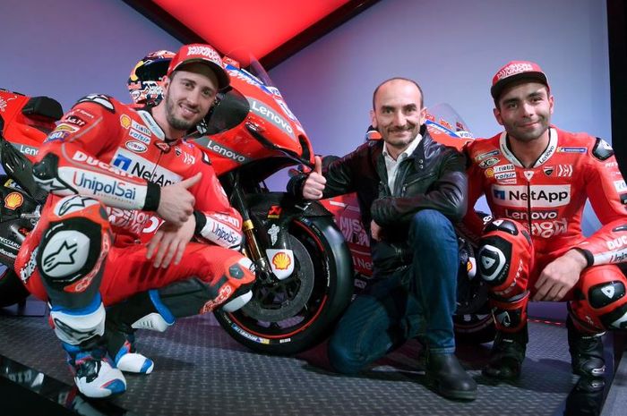 CEO Ducati, Claudio Domenicali (tengah) bersama dua pembalapnya, Andrea Dovizioso (kiri) dan Danilo Petrucci (kanan)