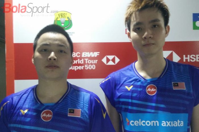 Pasangan ganda putra Malaysia, Aaron Chia/Soh Wooi Yik, berpose setelah laga semifinal Indonesia Masters 2020 di Istora Senayan, Jakarta, Sabtu (18/1/2020).