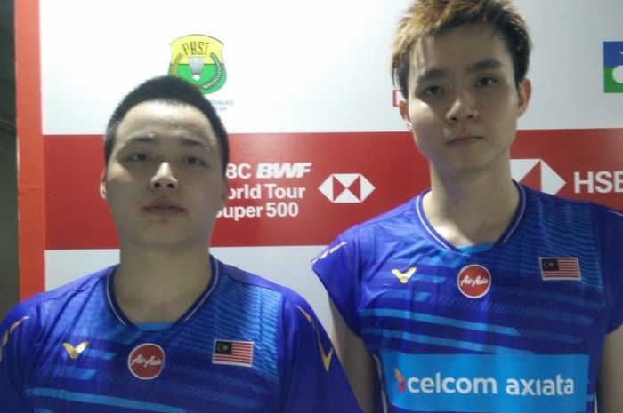 Pasangan ganda putra Malaysia, Aaron Chia/Soh Wooi Yik, berpose setelah laga semifinal Indonesia Masters 2020 di Istora Senayan, Jakarta, Sabtu (18/1/2020).