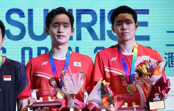 Mohammad Ahsan/Hendra Setiawan dan Choi Sol-gyu/Seo Seung-jae (Korea Selatan) saat naik podium ganda putra Hong Kong Open 2019, di Hong Kong Coliseum, MInggu (17/11/2019).