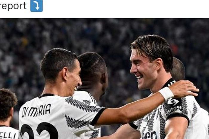 Striker Juventus, Dusan Vlahovic, merayakan gol bersama Angel Di Maria dalam laga Liga Italia kontra Sassuolo di Stadion Allianz, Senin (15/8/2022).
