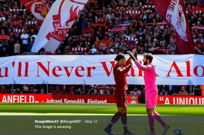 Duo pemain Liverpool, Virgil van Dijk dan Alisson Becker.