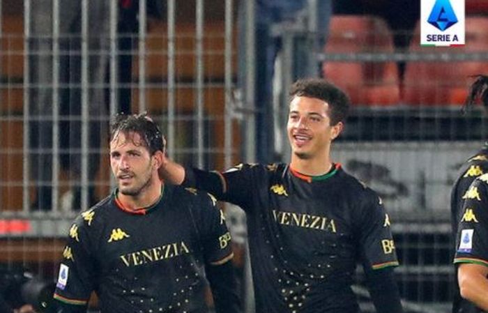 Gelandang Venezia, Mattia Aramu, merayakan gol ke gawang Fiorentina dalam laga Liga Italia di Stadion Pierluigi Penzo, Senin (18/10/2021).