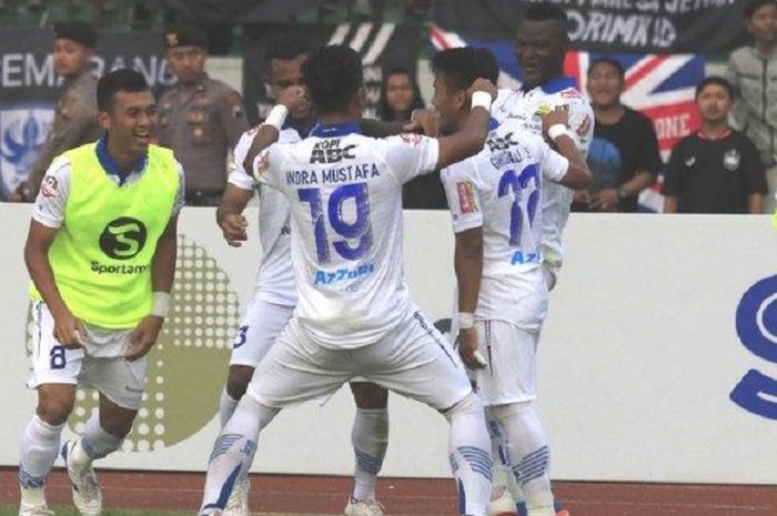 Bek tengah Persib Bandung Indra Mustafa ikut merayakan gol Ezechiel N'Douassel ke gawang PSIS Semarang, Minggu (21/7/2019).