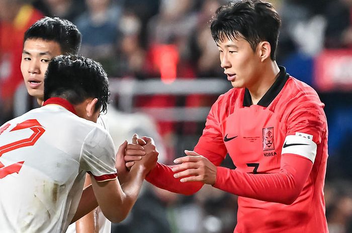 Pemain Timnas Korea Selatan, Son Heung-min, berjabat tangan dengan pemain Timnas Vietnam usai pertandingan.