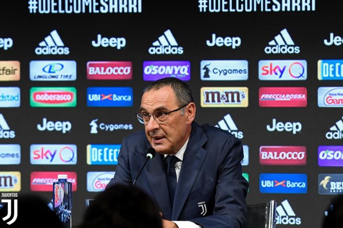 Pelatih Juventus, Maurizio Sarri, saat menghadiri konferensi pers.