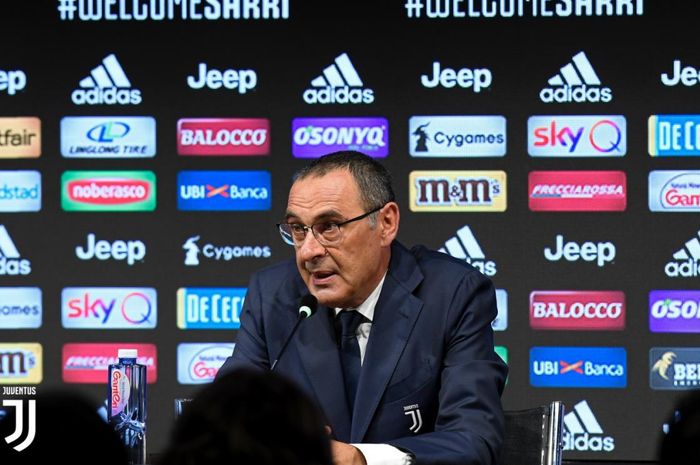 Pelatih Juventus, Maurizio Sarri, dalam konferensi pers pada 20 Juni 2019.